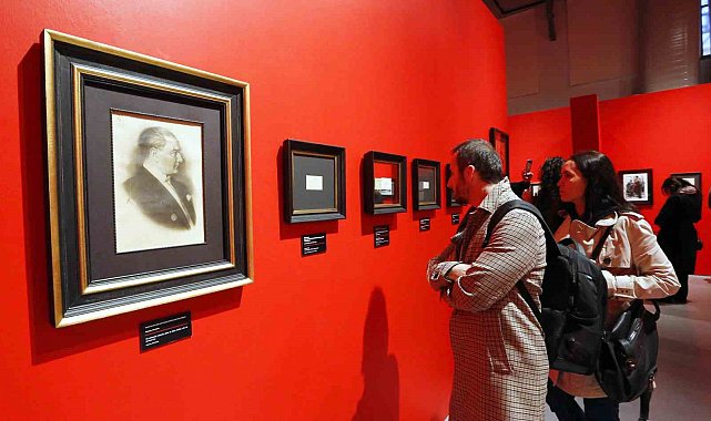 'Karanlıkta Akan Bir Yıldız: Mustafa Kemal Atatürk' sergisi İstanbul'da açıldı