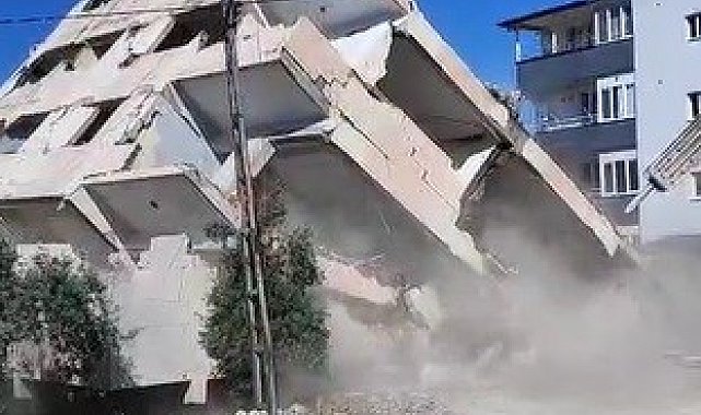 4 katlı bina iş makinesinin darbesiyle yerle bir oldu