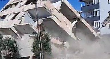 4 katlı bina iş makinesinin darbesiyle yerle bir oldu