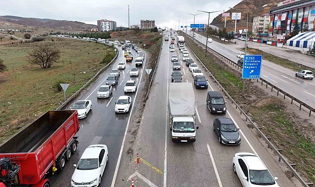 43 ilin geçiş güzergahında sağanak yağış etkili oldu: Yola çıkan tatilcilere uyarı