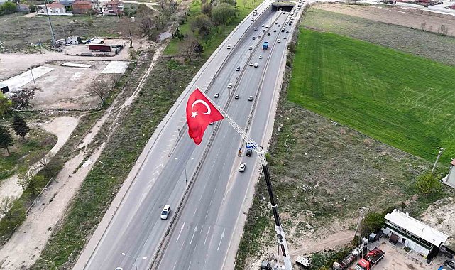 43 metre yüksekliğe dev Türk bayrağı