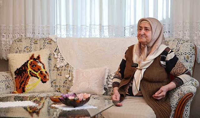 45 yıldır eski kıyafetleri evinde yıkayıp ütüledikten sonra ihtiyaç sahiplerine ulaştırıyor