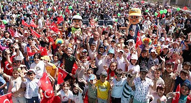 80 Binde Devr-i Alem Parkı'nda 23 Nisan coşkusu