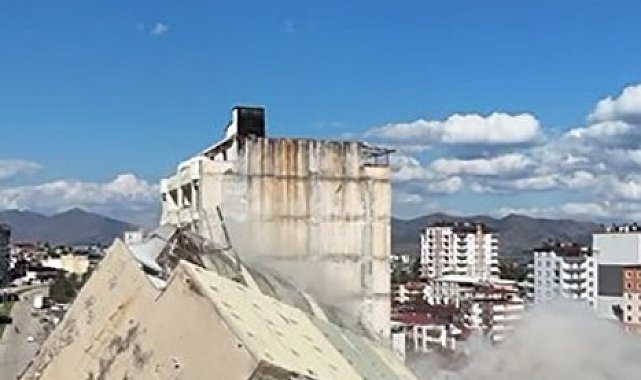 9 katlı binanın yerle bir olma anı dronla görüntülendi