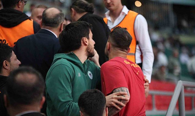 Abdülkerim Bardakcı, maç öncesi Konyasporlu taraftarlarla tartıştı