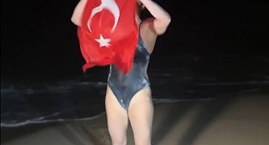 Açık deniz yüzücüsü Aysu Türkoğlu, Ka'iwi Kanalı'nı geçen en genç Türk oldu