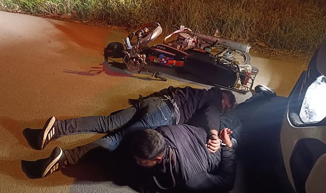 Adana'da 2 şüpheli ev kurşunlayıp, kaçarken kovalamacayla yakalandı