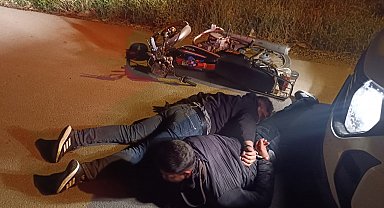 Adana'da 2 şüpheli ev kurşunlayıp, kaçarken kovalamacayla yakalandı