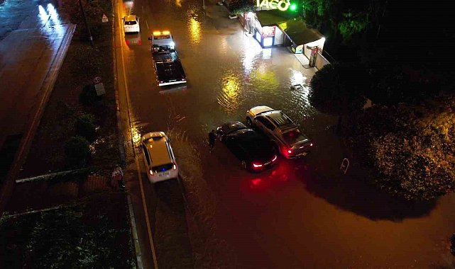 Adana'da sağanak yağış yolları su altında bıraktı