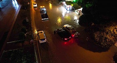 Adana'da sağanak yağış yolları su altında bıraktı