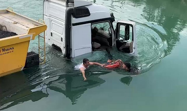 Adana'da tır sulama kanalına düştü, 2 kişi kurtarıldı