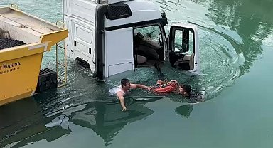 Adana'da tır sulama kanalına düştü, 2 kişi kurtarıldı