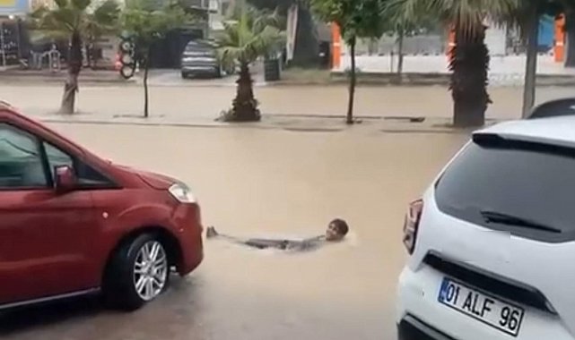 Adana'da yağmur hayatı felç etti: Kimi yüzdü kimi mahsur kaldı