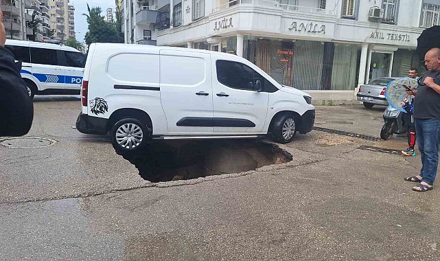 Adana'da yol çöktü, araç düşmekten son anda kurtuldu