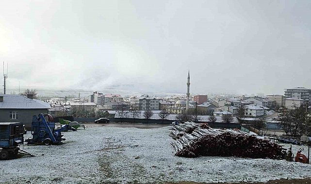 Adana'ya nisanda kar yağdı