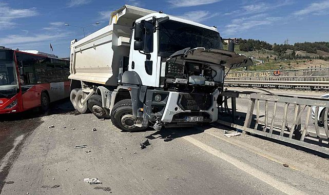 Adıyaman'da 3 aracın karıştığı zincirleme trafik kazası