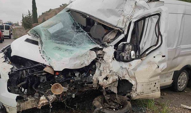 Adıyaman'da kamyon ile minibüs çarpıştı: 1 ölü