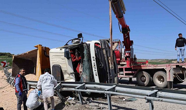 Adıyaman'da virajı alamayan tır devrildi: 1 ölü