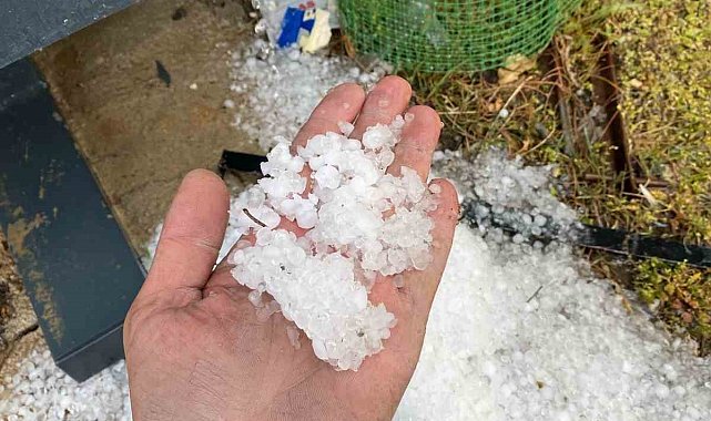Adıyaman'ın Samsat ilçesinde dolu yağışı etkili oldu
