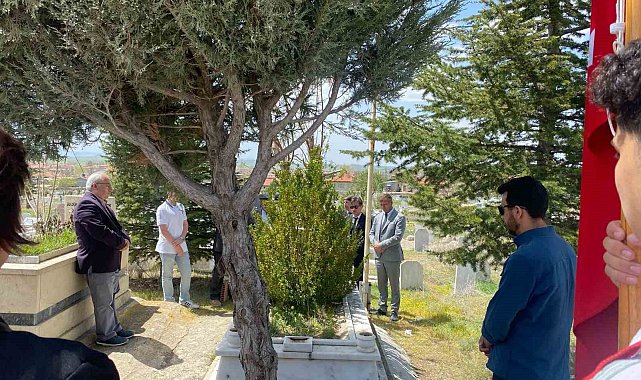 Afyon Lisesi'nden geleceğe kitap ve fidan bağışı