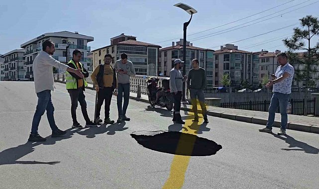 Afyonkarahisar'da asfalt yol çöktü, yaklaşık 3 metre derinliğinde çukur oluştu