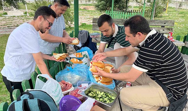 Afyonkarahisar'da üniversiteli gençler kaplıca etkinliğiyle stres attı