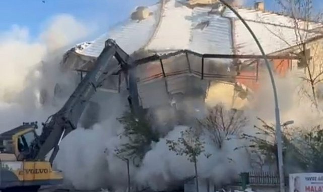 Ağır hasarlı 7 katlı bina saniyeler içerisinde yerle bir oldu