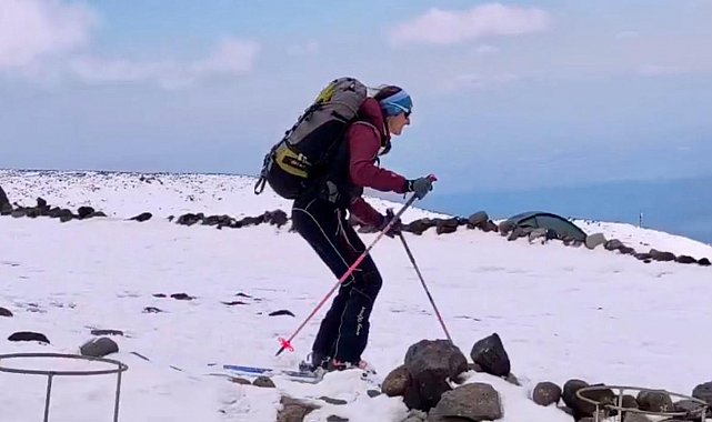 Ağrı Dağı'nın 3 bin 500 rakımında kayak keyfi