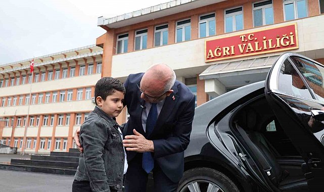 Ağrı Valisi Koç, koltuğunu minik öğrenciye devretti
