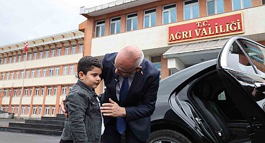 Ağrı Valisi Koç, koltuğunu minik öğrenciye devretti