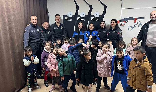 Ağrı'da öğrencilerden polis teşkilatına anlamlı ziyaret