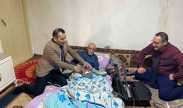 Ağrı'da yatağa bağımlı Hasan amcanın kimliği evinde yenilendi