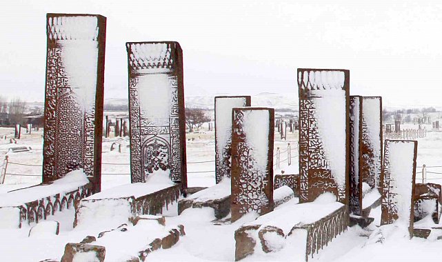 Ahlat'ta nisan karıyla kartpostallık görüntüler oluştu