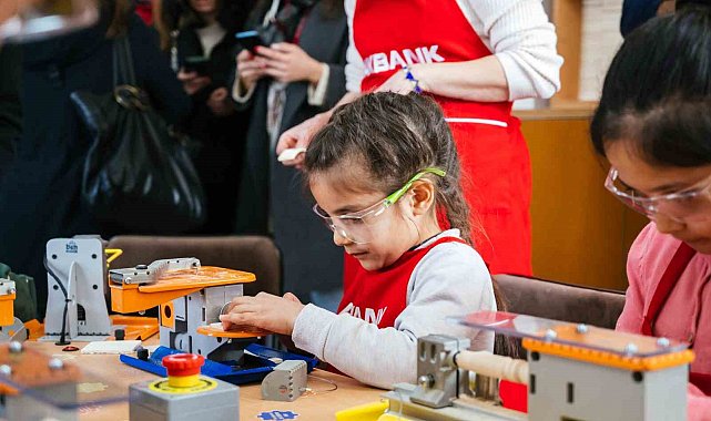 Akbank, "Dönüşümde Gelecek Var" ile on binlerce çocuğun eğitim deneyimini iyileştiriyor