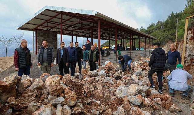 Akçatı'da imece usulüyle çok amaçlı spor salonu yapılıyor