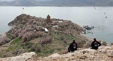 Akdamar Adası Badem Çiçeği Festivali'yle şenlendi