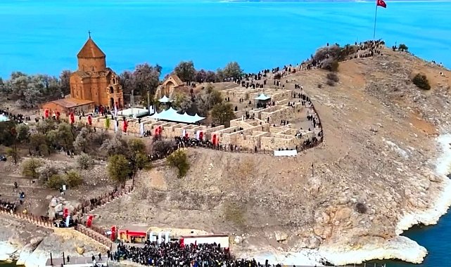 Akdamar Adası'nı 2 günde 30 bin kişi ziyaret etti