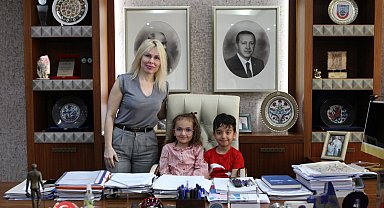 Akdeniz Üniversitesi Rektörü, koltuğunu çocuklara devretti