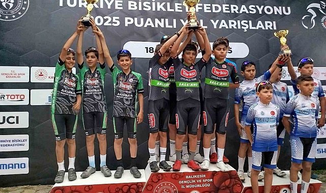 Akhisarlı bisikletçiler yine kürsüde yer aldı