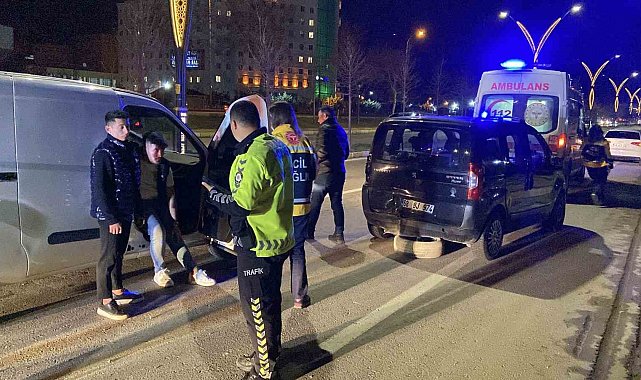 Aksaray'da 2 hafif ticari araç çarpıştı: 1 yaralı