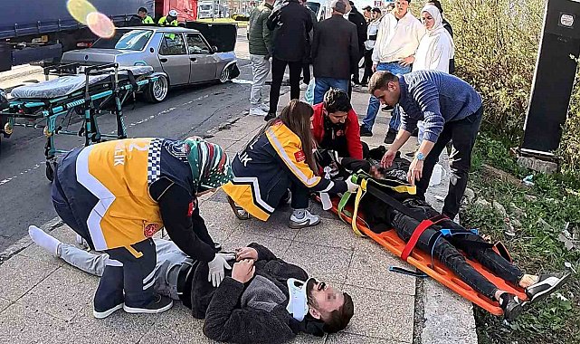 Aksaray'da kazada yaralılara kaldırımda müdahale
