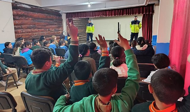 Akyaka'da jandarma, öğrencilere trafik bilinci aşılıyor