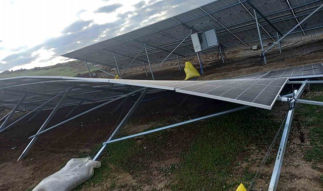 Akyaka'da rüzgar ısı sitemlerini uçurdu