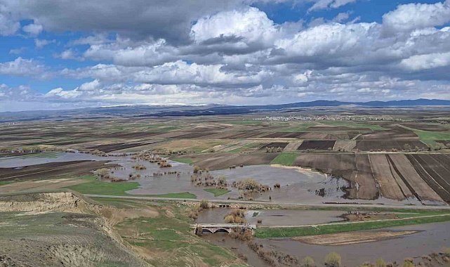 Akyaka'da tarım arazileri sulara gömüldü