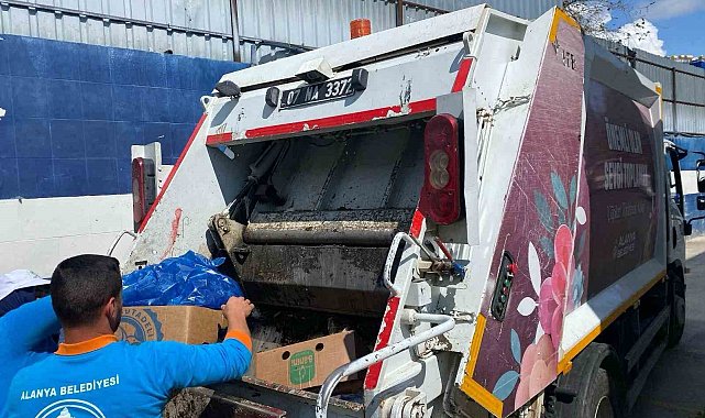 Alanya'da 85 kilo kokmuş balık imha edildi