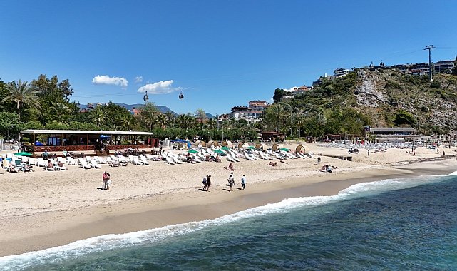 Alanya'da güneşi gören sahile koştu