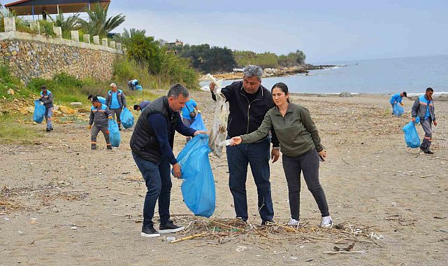 Alanya'da kum zambakları ile caretta carettaların yaşam sahaları temizlendi