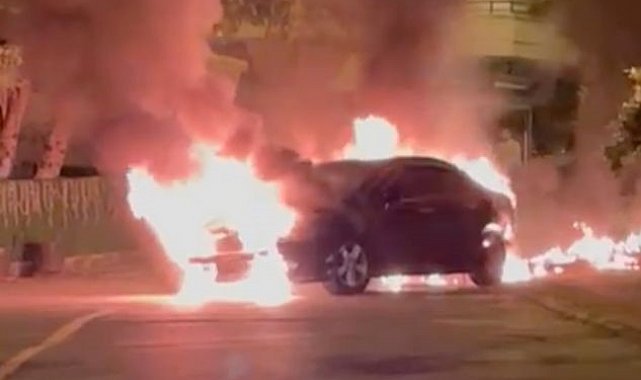 Alanya'da park halindeki otomobil alevlere teslim oldu