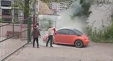 Alev alan otomobile ilk müdahaleyi okul müdürü yaptı