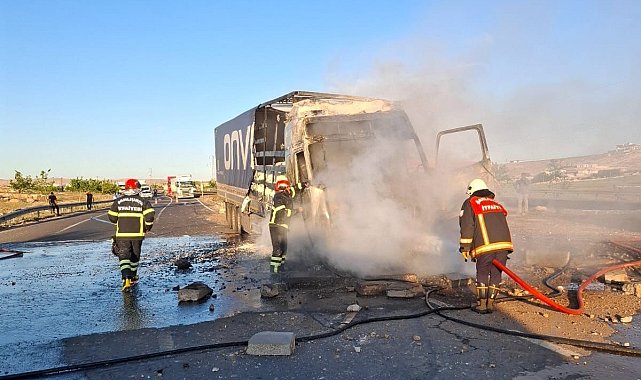 Alev alan tır itfaiye tarafından söndürüldü